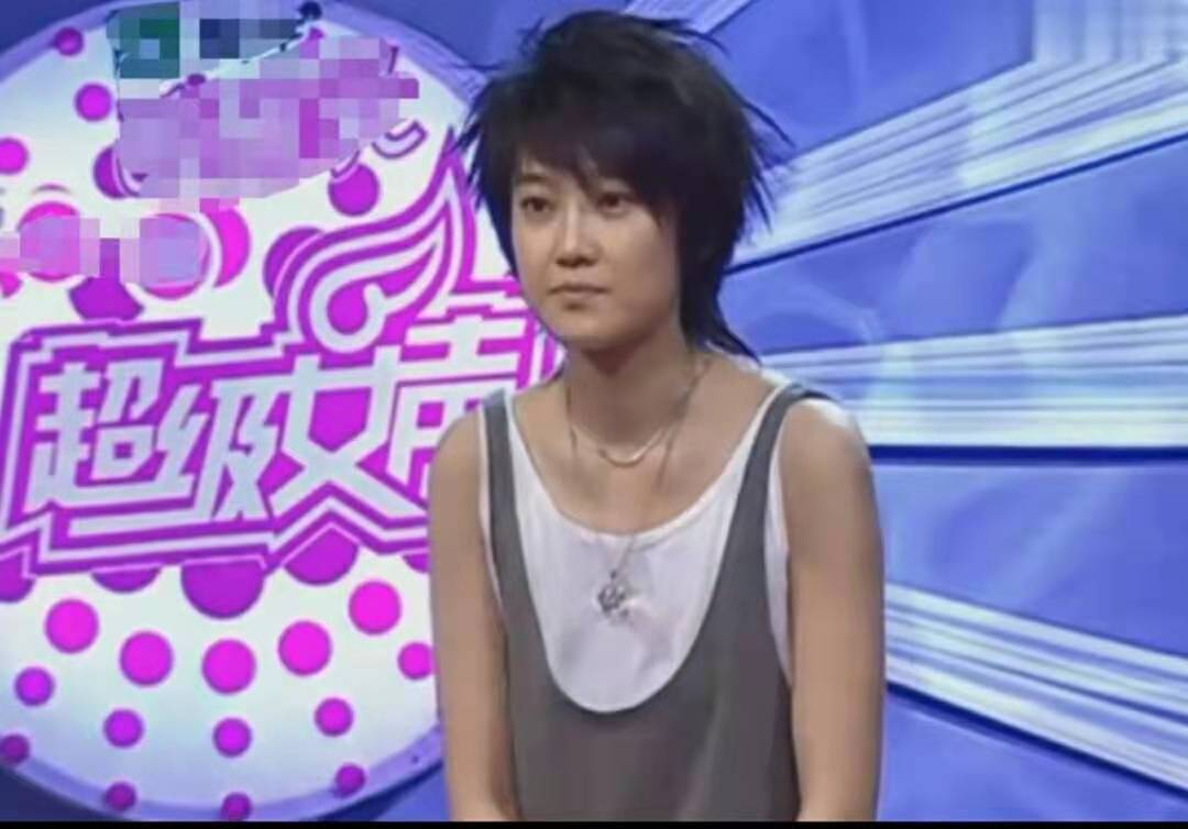 06年超女季军刘力扬近况，县城商演场地简陋，身