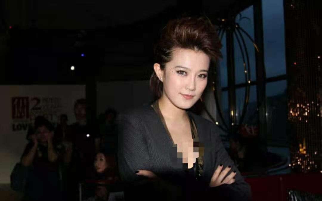 06年超女季军刘力扬近况，县城商演场地简陋，身