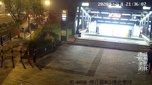 杭州14岁男生负气离家出走！结局太意外！他竟然在地铁口复习功课，还在荒地里支起帐篷……