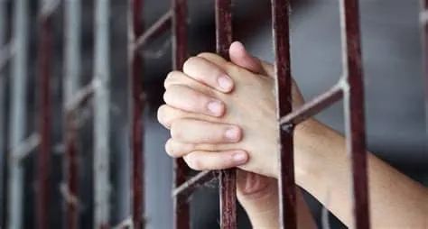 当年，他精神障碍连杀35人…入狱后他沦为监狱最底层，为吃巧克力出卖肉体...