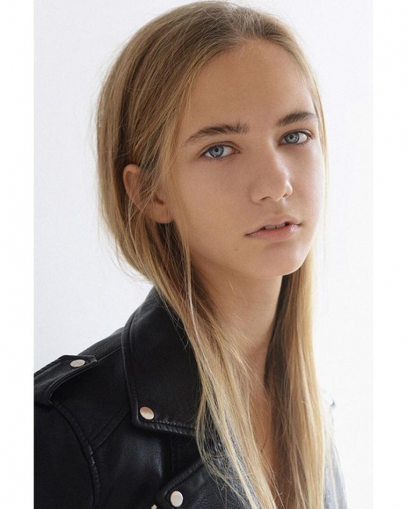 俄罗斯精致冷艳童模marta