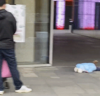 街头一幕刷屏：孩子趴地上大哭，这对90后爸妈的反应绝了