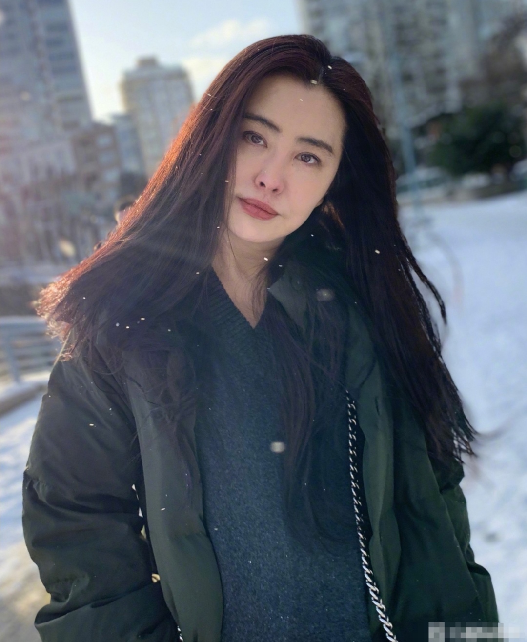 53岁王祖贤罕晒照，风华绝代美人依旧，浓密发量让人羡慕不已