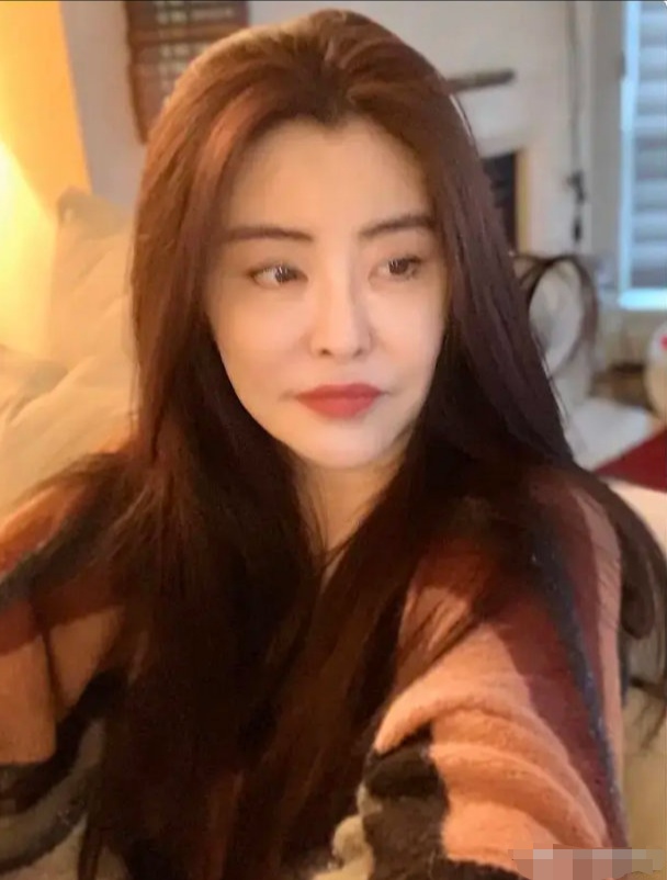 53岁王祖贤罕晒照，风华绝代美人依旧，浓密发量让人羡慕不已