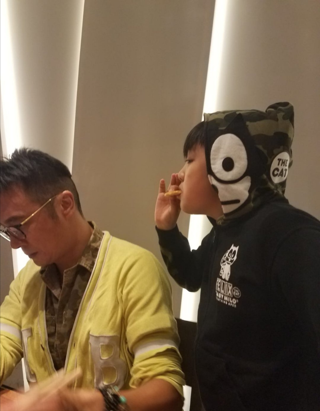 费曼晒合影为吴镇宇庆生，吐槽老爸偷自己东西，两人互动太搞笑