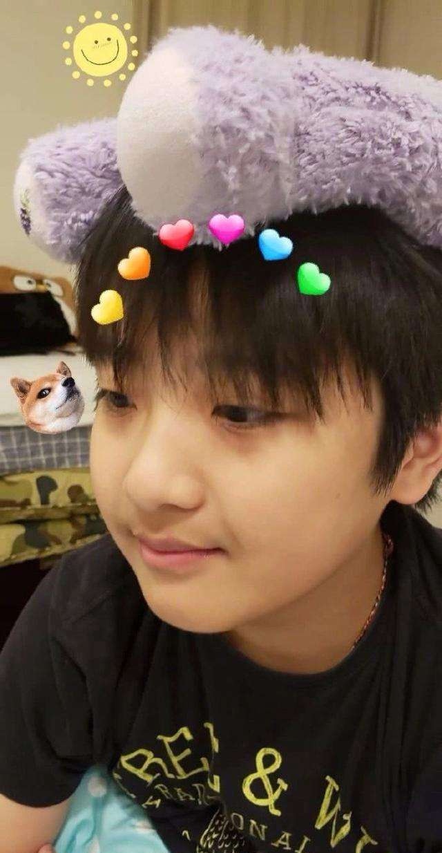 费曼晒合影为吴镇宇庆生，吐槽老爸偷自己东西，两人互动太搞笑