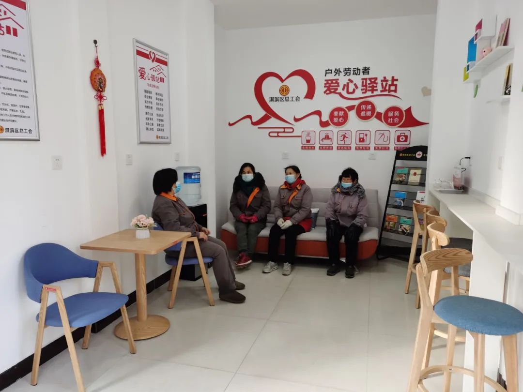 饮水机、医药箱、微波炉……淇滨区街头28处“爱心驿站”投入使用