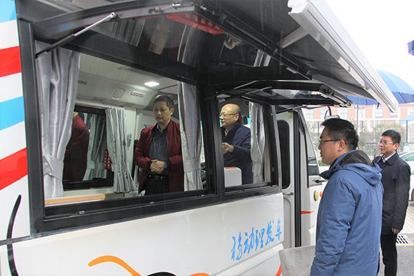 纳翔一行到广西汽车集团调研科普大篷车开发项目