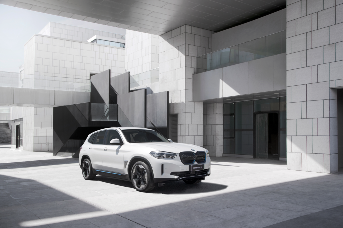 ʻȤ BMW iX3