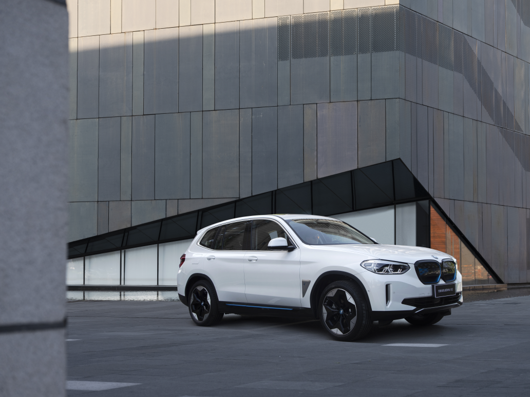 ʻȤ BMW iX3