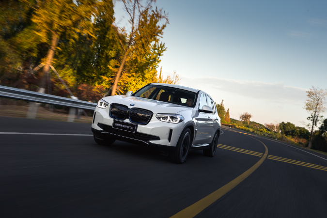 ʻȤ BMW iX3