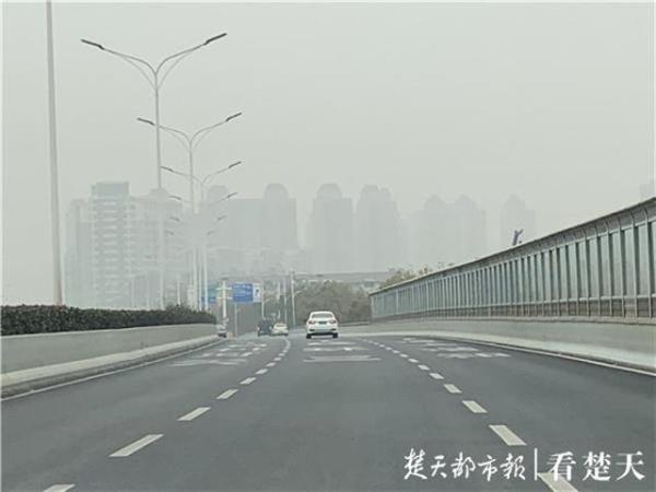 受雾天影响，江城城区笼罩在一层薄纱中