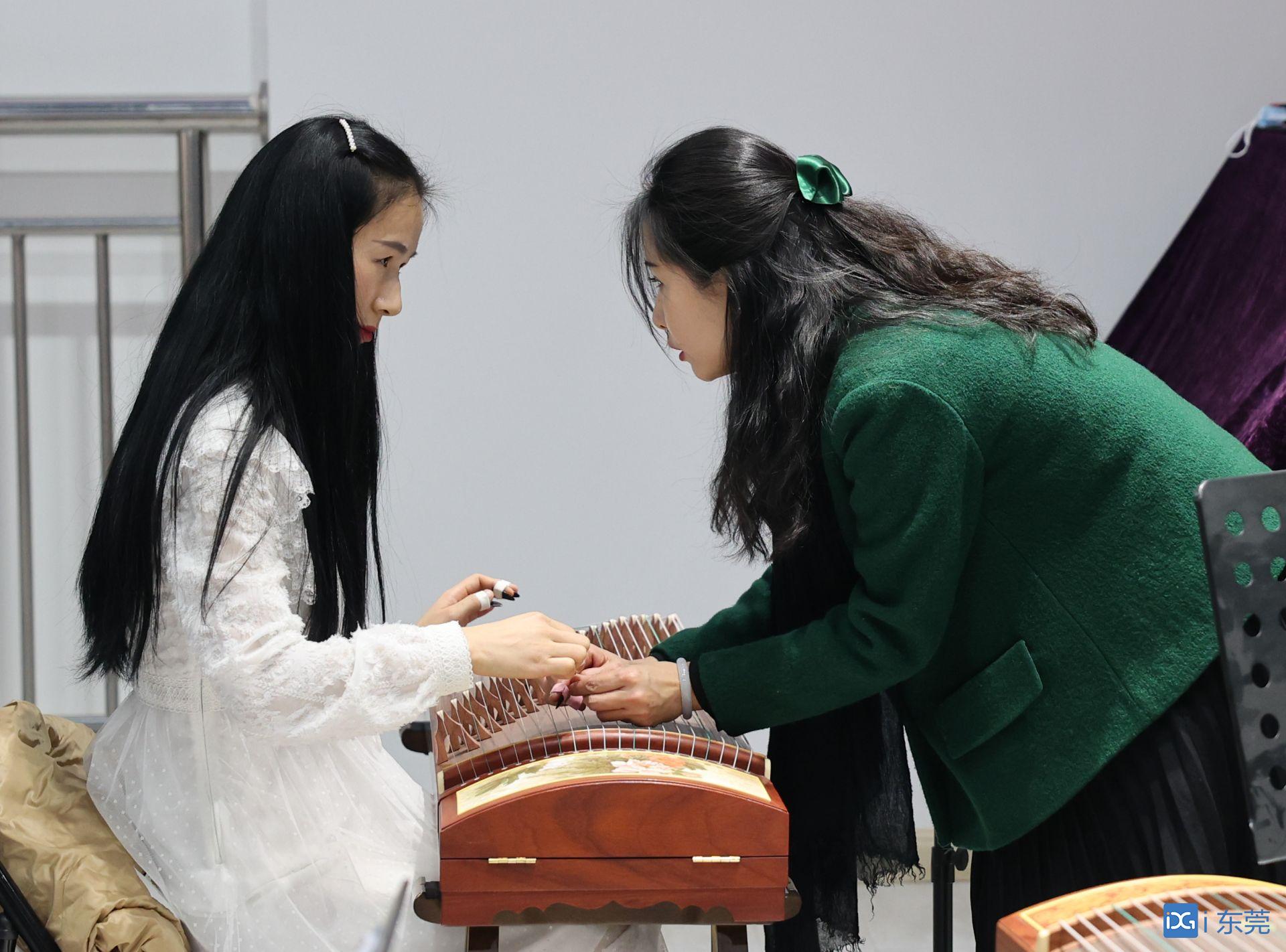 富有感染力的演奏以及极具亲和力和启发性的教学方式,以古筝演奏指导