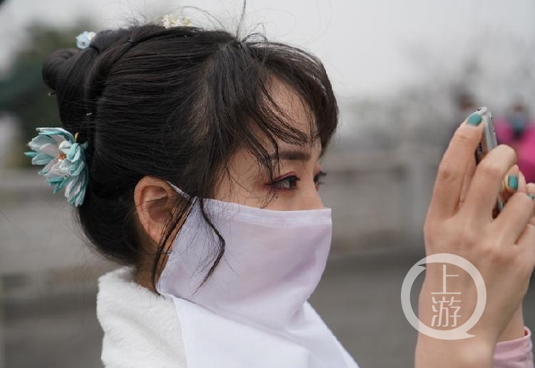 腊梅花开、阳光明媚，市民奔向鸿恩寺公园打卡