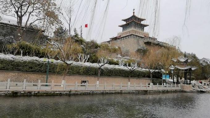 Beauty of bank snow scene turns over Jinan moat! Here still attracted winter swimming lover