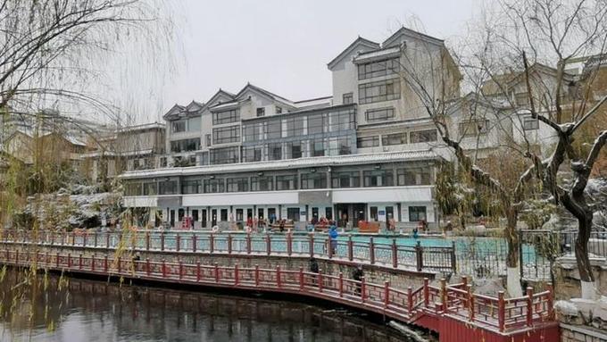 Beauty of bank snow scene turns over Jinan moat! Here still attracted winter swimming lover