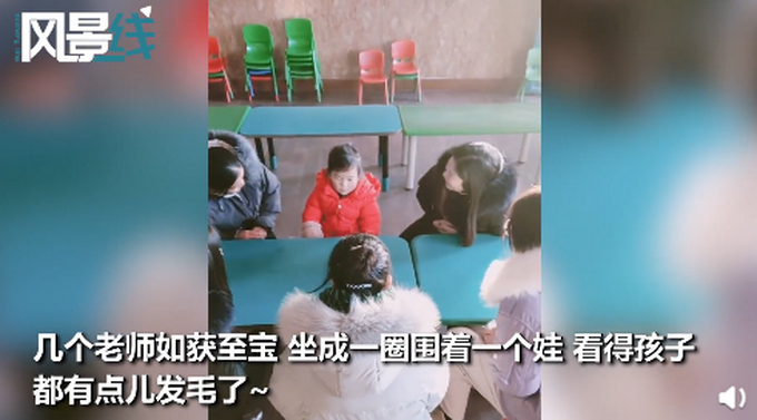 零下8度幼儿园只来了一个娃,被老师围一圈表情亮了,网友笑出声