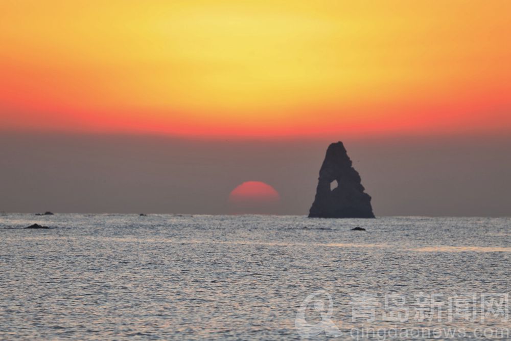 Photography lover gathers together camera lens of Qingdao stone old person is recorded 2021 the first round of red day