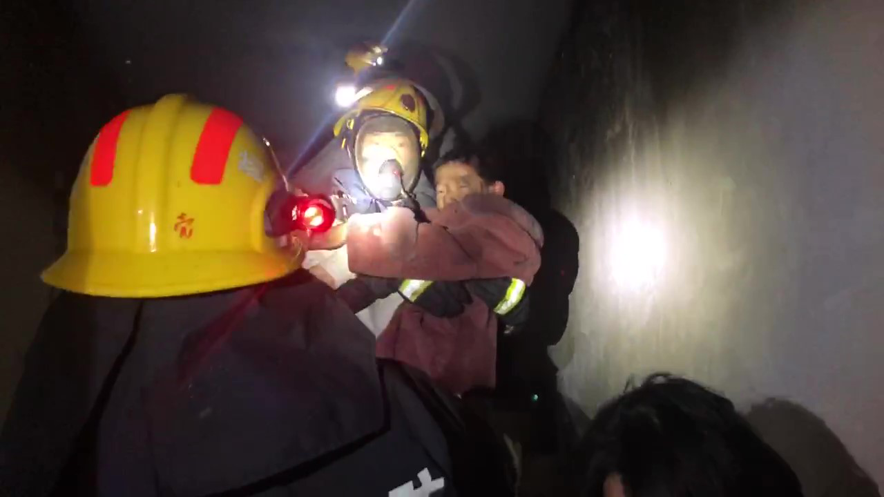 十万火急！火海中一家五口被困，消防员强攻多次未果，屋内哀叫连连……