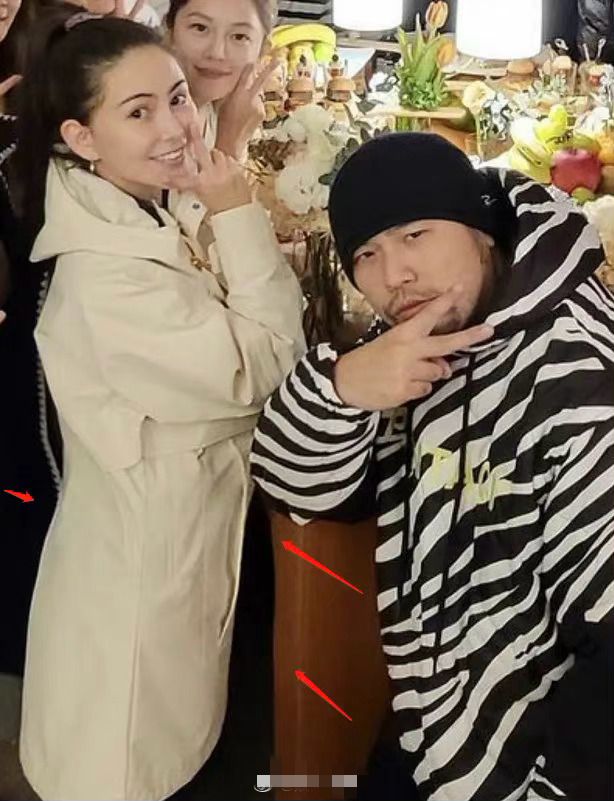 周杰伦晒合照，昆凌肚子明显凸起，P得桌子角都