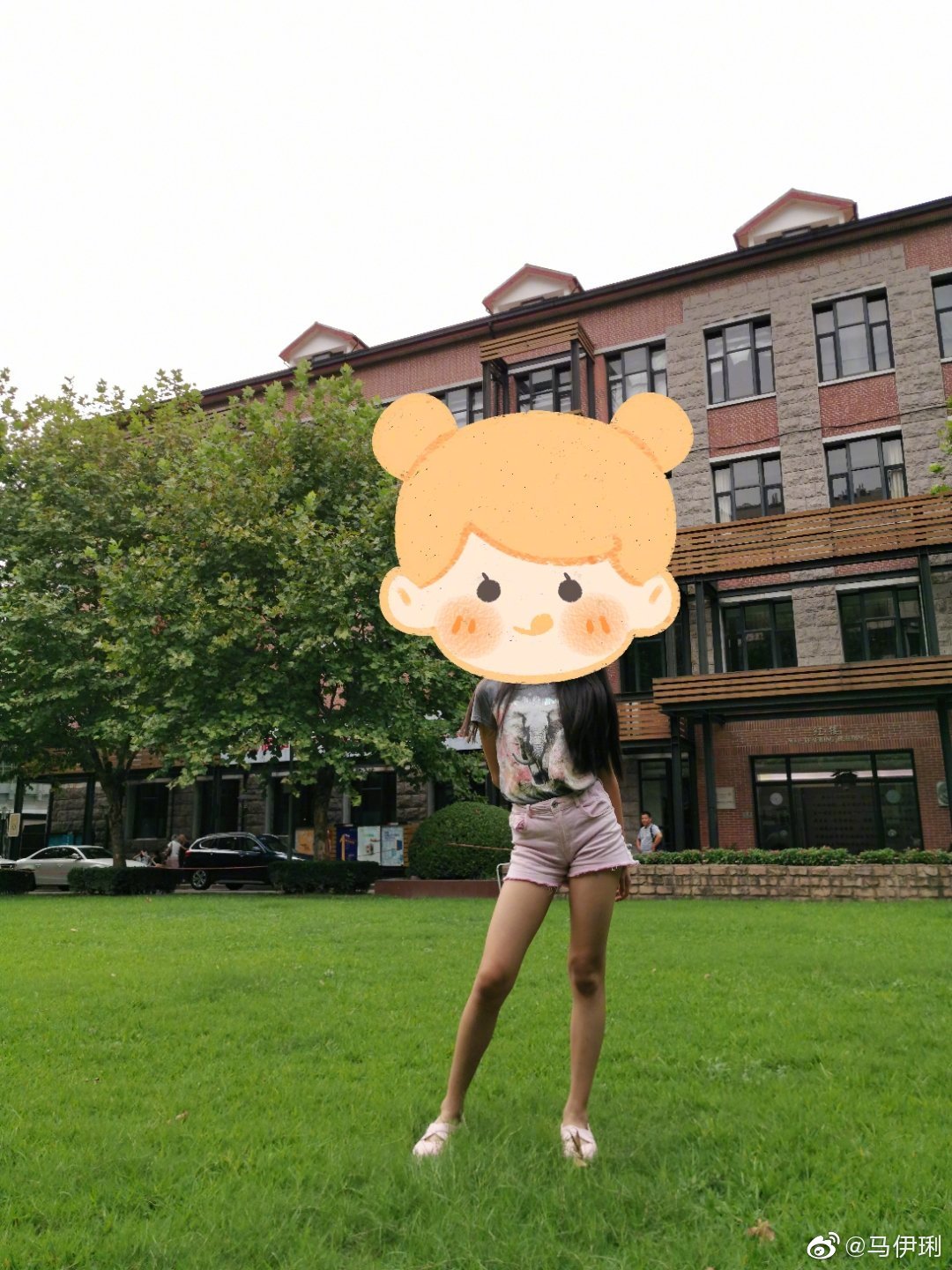 马伊琍12岁女儿现身机场，身高直逼妈妈，网友却