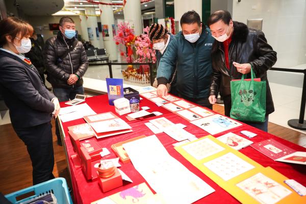 排队三天三夜，上海邮迷买到“第一牛”，辛丑牛年生肖邮票今早发售