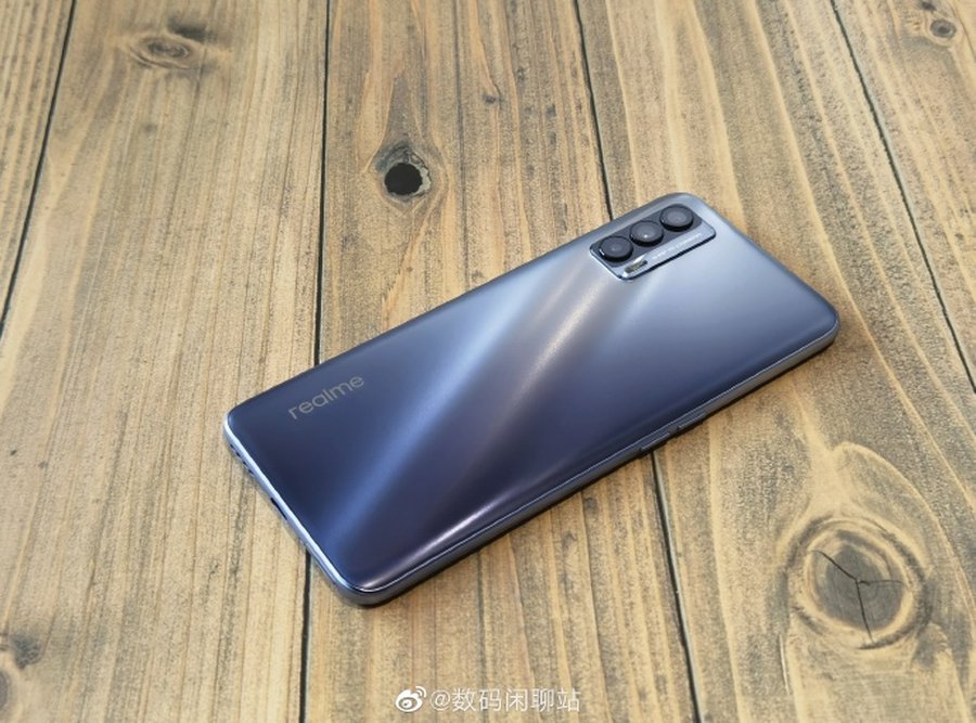 More than match colors of bright and beautiful carp, realme1000 yuan taste V15 true machine newly to reflect exposure