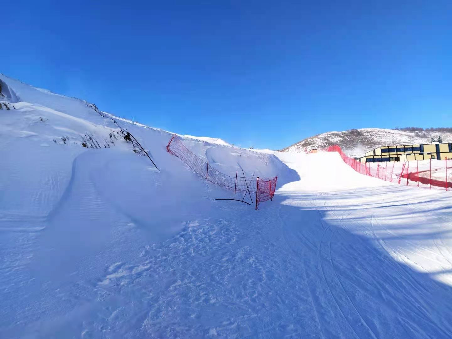 张家口云顶滑雪场内一游客摔伤身亡警方已介入调查