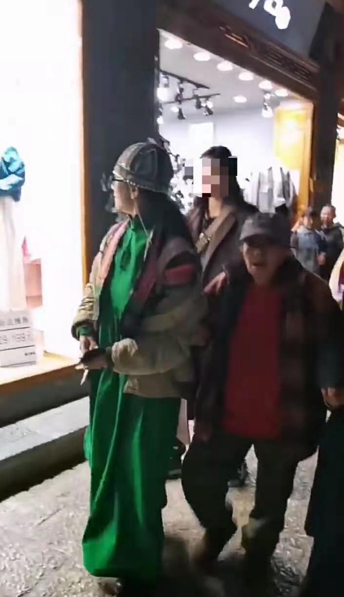 杨丽萍逛街，80多岁杨母腿脚不便一瘸一拐，她因