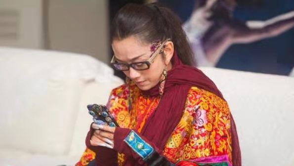 杨丽萍逛街，80多岁杨母腿脚不便一瘸一拐，她因