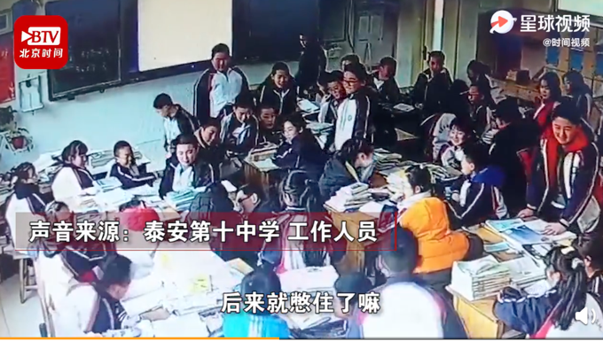 山东泰安一学生卡住气管,音乐老师20秒急救成功,网友:为老师点赞