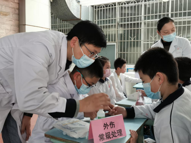 传承中医药文化，我们从娃娃抓起