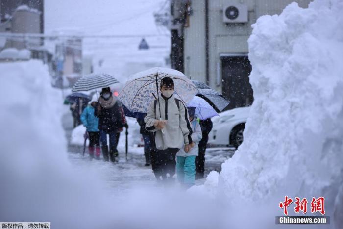 日本局部地区降雪量创纪录 逾千辆汽车受困无法动弹
