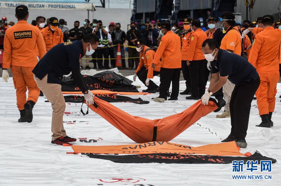 印尼搜救人员打捞起失事客机部分遇难者遗体