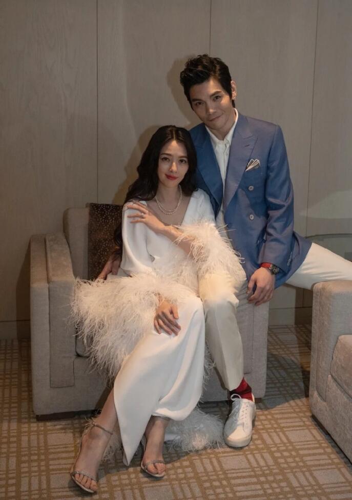 郭碧婷女儿罕露面，向华强向太逗不停，向佐变