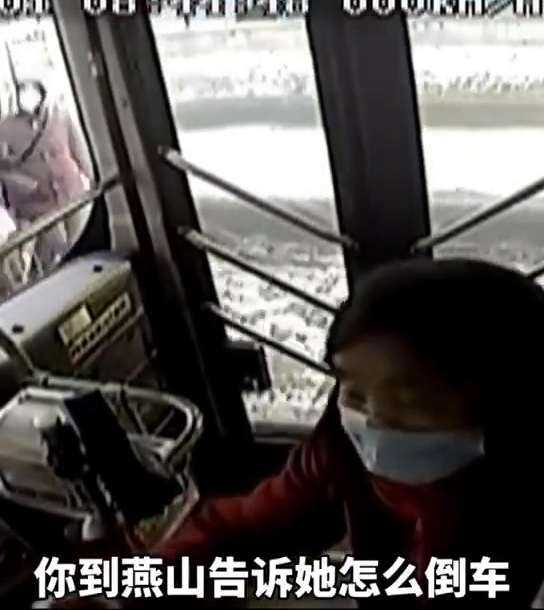 济南：大妈坐反方向，掏400元要包公交车