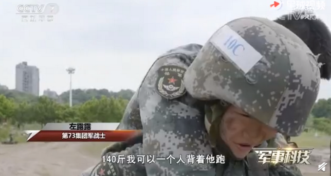 “黑科技”！女兵穿外骨骼可背140斤男兵飞奔，网友好奇求原理