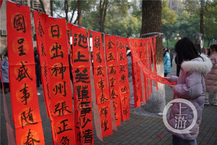 浓浓的年味！上千幅春联免费送 真挚祝福跃然纸上