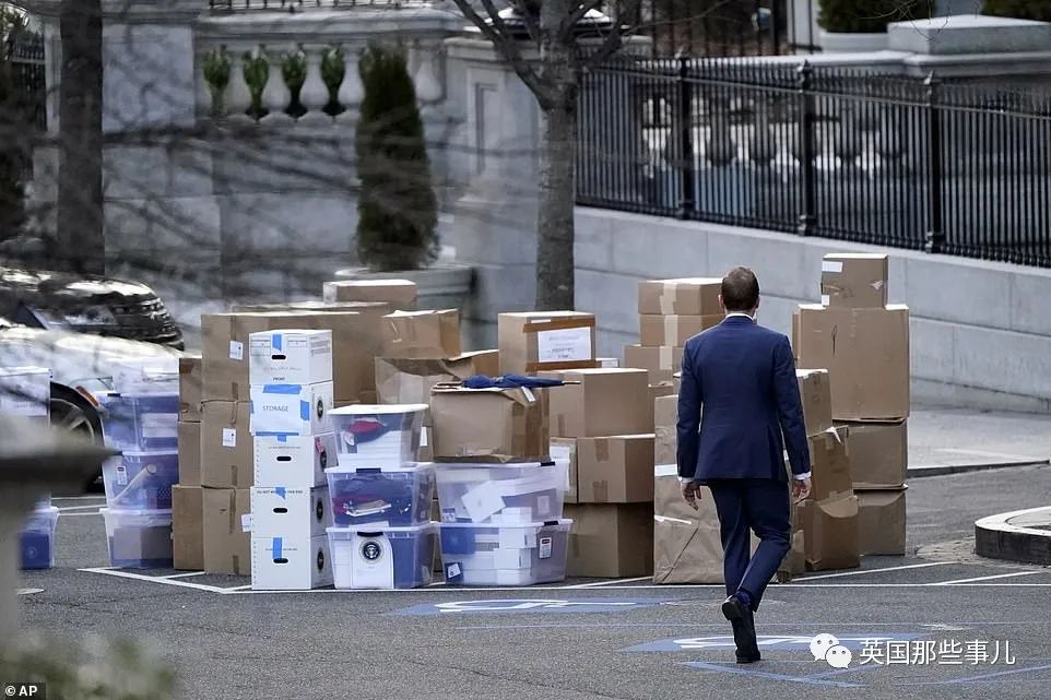 川普开始搬家了！助手们开始打包行李，川普一个人躲在白宫心情苦涩...