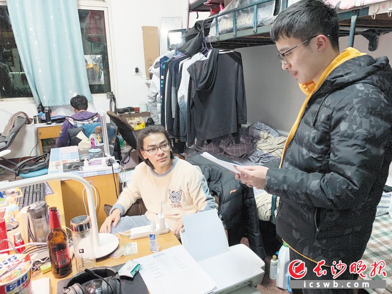 大学生寝室开“微公司”：做美甲、开打印社、跑腿、开小卖部…