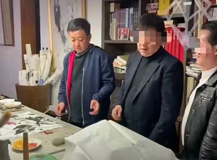朱军80岁岳母与3女儿穿旗袍跳舞，胸前珍珠项链