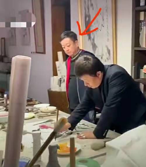 朱军80岁岳母与3女儿穿旗袍跳舞，胸前珍珠项链