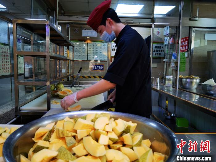 探访石家庄隔离点供餐厨房：饭菜不重样 每餐有水果