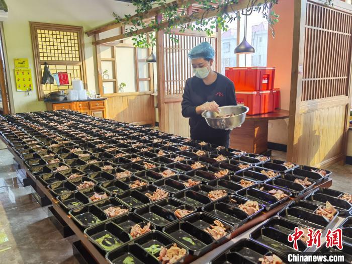 探访石家庄隔离点供餐厨房：饭菜不重样 每餐有水果