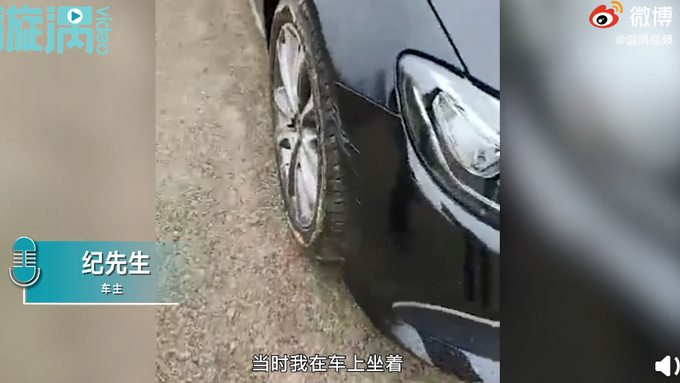 大奔|老人剐蹭大奔后掏钱下跪道歉 车主处理方式引网友点赞