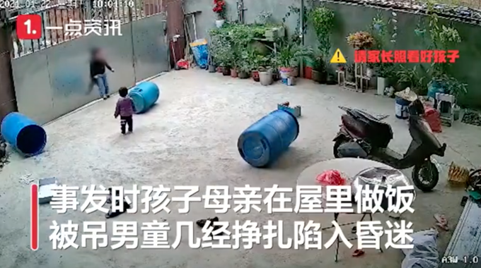拴门|3岁男童被拴门绳勒脖吊挂致昏迷 现场视频流出让人揪心