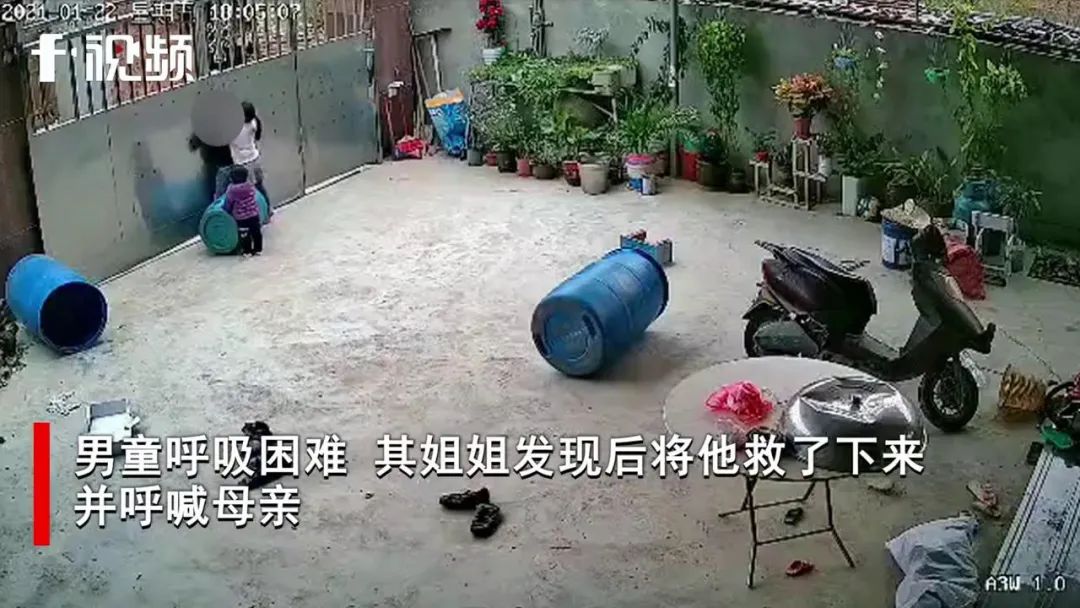 拴门|3岁男童被拴门绳勒脖吊挂致昏迷 太危险了有孩子真的要多注意