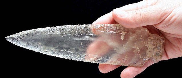 西班牙巨石墓穴惊现五千年前水晶匕首，或用于“获取魔力”