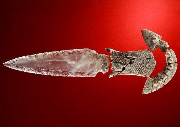 西班牙巨石墓穴惊现五千年前水晶匕首，或用于“获取魔力”
