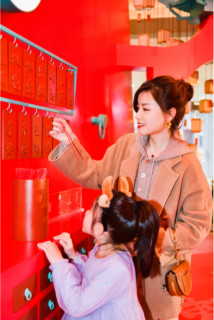 “灯如影 爱成双”重庆IFS打造摩登国风灯影艺术装置